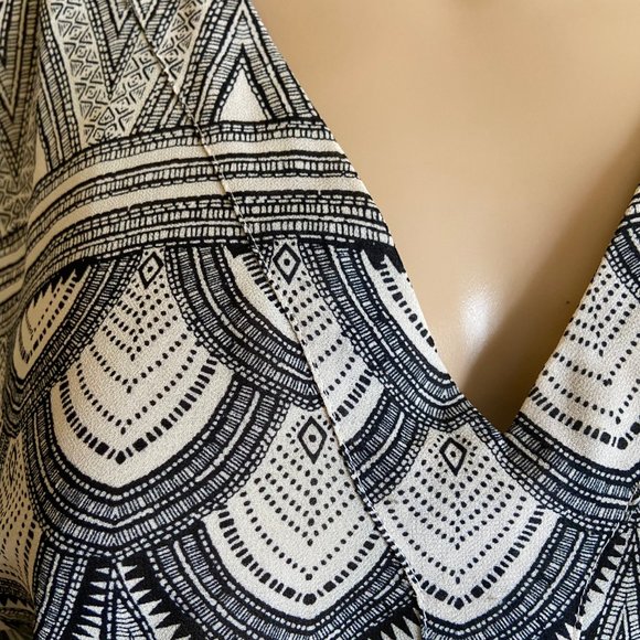 H&M Semi sheer black & white Aztec print popover V Neck top by H&M - Picture 8 of 9